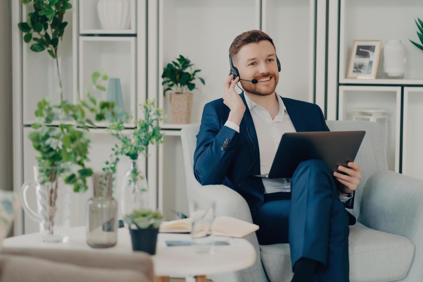 Teilnehmer arbeiten gemeinsam an Finanzmodellen während eines Workshops